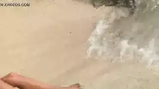 نموذج ياباني مفلس يكذب على السرير، في حين أن اثنين من الرجال البيض قرنية يحفرون خطف مرح لها