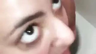 محاولة استحمام ذهبي تتحول إلى مص قضيب رطب مع قاع عربي