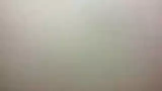 شقراء في فعل حلقي عميق تجعل قضيباً يتسرب