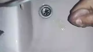 رجل يضيء ثقوبه بحمولات سائل منوي ساخن