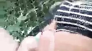 عابرة بمؤخرة ضخمة تركب رجلاً أكبر سناً في فيلم إباحي صريح