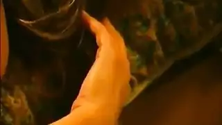 فتاة شقراء مذهلة تختنق بقضيب أسود عملاق في مشهد جنس فموي عنيف
