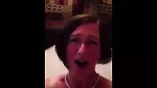 بريطانية ناضجة في تجميع نكح جماعي صريح وقذف داخلي