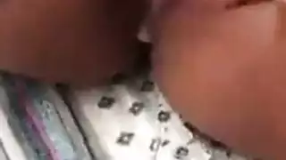 عاهرة ساخنة مع جديلة وشم تلمس نفسها عارية أمام المرآة