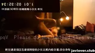 صديقة آسيوية تحب أن تُحشى فتحاتها خلال ساعات العمل