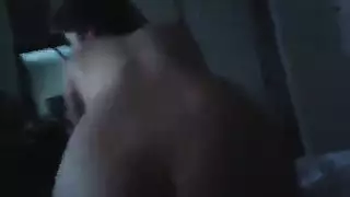 تعبد قضيبه بفمها قبل أن تأخذ ضربات عنيفة