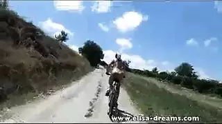 عرض اطياز سمينات علي الكاميرا