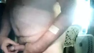 فتاة سمراء ثملة تأخذ قضيبًا صلبًا في غرفة نوم صديق