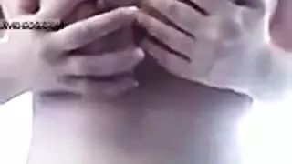 عاهرة عربية شابة تعرض جسمها الكريمي وثدييها المنتصبة على الكاميرا
