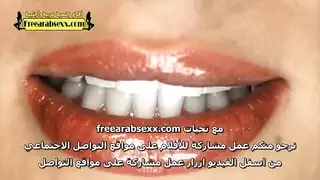 ربة المنزل الشقراء تمتلئ بقضيب جارها الأسود السميك