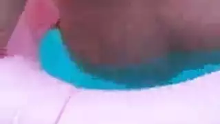 فتاة ذات كعب تحصل على قذف داخلي ثم تُدخل في كسها المكسو بالشعر