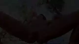 امرأة سمراء روسية، ميلينا مص الديك الثقيل في حبيبها بلطف، بينما يقف أمامه أمامه