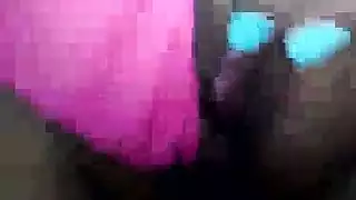 ساندي الشقراء الشهوانية تطلب الطاعة من عبدها على الأريكة