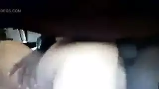 جنس سياري جامح: قضيب ضخم يضربها من الخلف