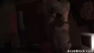 الفتاة العاملة المحلية تبتلع السائل المنوي في بورن عربي مكثف