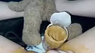 مراهقة ساخنة تحصل على فرجها الوردي مغطى بدهن أمريكي لزج