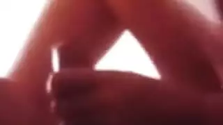 هاوية شقراء تستمني بفرجها الحليق على طاولة المطبخ