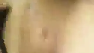 فتاة ذات مؤخرة حمراء تتلقى ضربات قوية في مهبلها حتى تصرخ