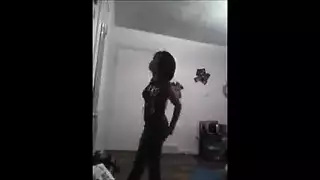 تتأهل مثليات الأبنوس والحريصة على اللعنة سريعة مع رجل وسيم
