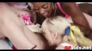 عاهرات مثليات صغيرات: جنس شرجي عنيف والعب بالألعاب