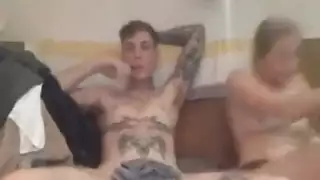 تدليك الأريكة الإباحي يجعلها تئن بصوت عالٍ في هذا المشهد الإباحي