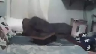 يدخول يلقى امه نايمه يتحرش بيها ويبدأ ينيك فيه غصب