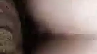 جماع خارجي: مراهقة سمراء تركب في المسبح