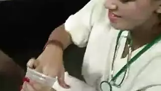 العاهرة في عصابة تأخذ عدة زبور في جنس جماعي صريح
