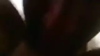 بنت حيحانه على الولد الي نايم جمبها