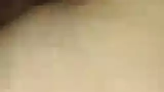 عشيقة شقراء تشاهد الزوجات يأخذون قضيب رجل واحد بدون وقاية