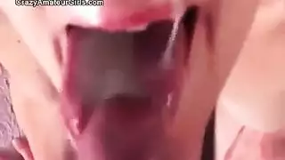 نمرة خبيرة تمص القضيب وتُطلى بالسائل المنوي