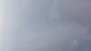 ثديي جوليا آن الكبيرين يهتزان بينما تلمس فرجها المنقوع