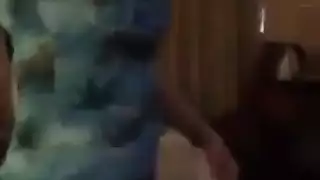 حارسة محجبة تظهر حركات إباحية في جلسة رقصة سرية