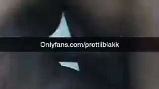 ثلاث عاهرات من الأبنوس يتناوبن على رجل ناضج مسيطر