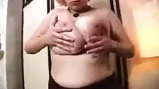 العاهرة اليائسة كيكي كابري تريد قضيبًا اصطناعيًا عملاقًا يمددها