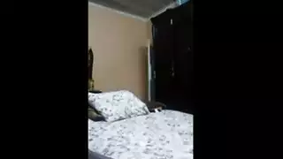 عاهرة سمراء تتوسل لقضيب قوي وتحصل عليه