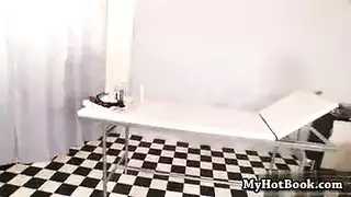 الدكتورة تختبر المريض فيق
