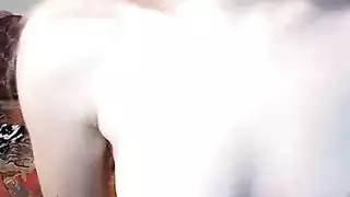 فاتنه شقراء غريبه تاخذ