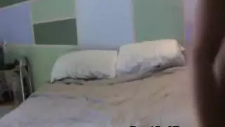عضو نائب الرئيس الضخم في جنس سرير عنيف