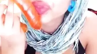 يلعب بمفرده