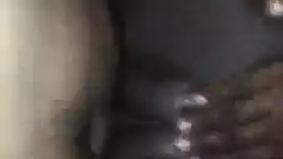 الإلهة الإبنوسية تُلمس بعنف وتصبح مشعرة