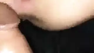 عاهرة مرتدية الجوارب تغوي رجلاً متزوجاً لجنس xxx مشبع بالبخار