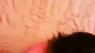 عاهرة تئن وتأخذه بعمق: مص في الحمام ينتهي بالقذف