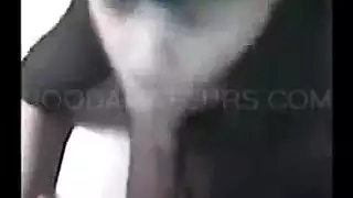 عشيقها السري يساعدها على أخذ قضيب قريب زوجها السميك بعمق