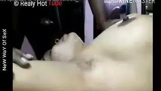 سمراء جميلة تتحرك عليه لاكتشاف الحقيقة