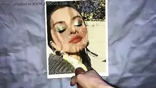سيلينا غوميز الشقراء تمص القضيب بعمق حتى يقذف حمولته