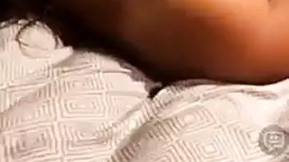 عاهرة سمراء تتعرى وتركض على الدرج من أجل متعة إباحية