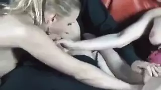 فتيات رفيعات تبتلع سائلاً سحرياً وتبدأ علاقة جنس جماعي