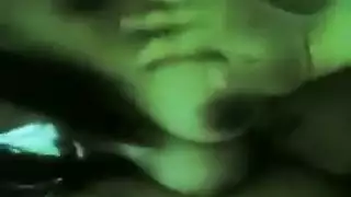 خلع ملابس بطيء وحسي يؤدي إلى إصبع مكثف في فرجها المفتوح