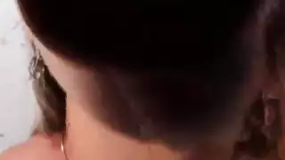 كسر عذريتها بأداة جنسية سوداء عملاقة